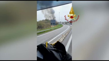 Il casello di Brescia in fiamme, l'intervento dei vigili del fuoco