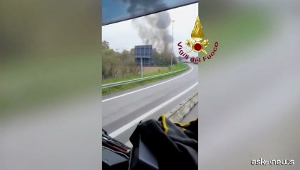 Il casello di Brescia in fiamme, l'intervento dei vigili del fuoco