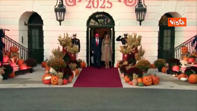 Trump e Melania accolgono i bambini con dolcetto o scherzetto a festa Halloween alla Casa Bianca