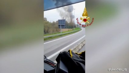 Il casello di Brescia in fiamme, l'intervento dei vigili del fuoco
