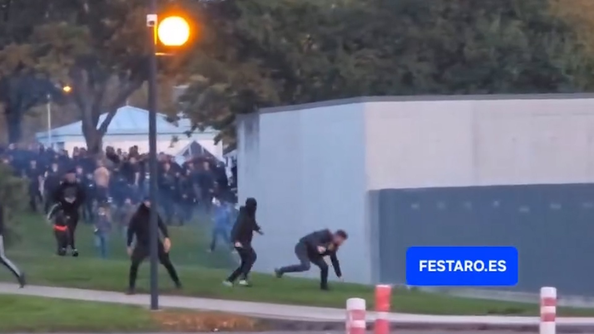 La nueva kale borroka, protagonizada por j�venes simpatizantes de grupos abertzales, sembr� el caos en el campus de la Universidad de Navarra y en el barrio de Iturrama, en Pamplona. Aproximadamente trescientos manifestantes, convocados por organizaciones como Ernai (juventudes de Sortu), GKS y Jardun, participaron en estos incidentes.
La jornada se caracteriz� por una nueva exhibici�n de violencia de grupos autodenominados 'antifascistas' que se enfrentaron a la Polic�a Nacional. El despliegue policial en el campus respond�a a una convocatoria de Vito Quiles. Los altercados generaron cinco heridos y resultaron en dos detenciones.
Un objetivo clave de la violencia fue el periodismo. Jos� Ismael Mart�nez, reportero de El Espa�ol, sufri� una agresi�n al ser golpeado cuando grababa la llegada de los radicales a la Universidad de Navarra. Estos actos de violencia abertzale han sido condenados por el Gobierno de Navarra, aunque han recibido apoyos p�blicos de representantes como el ex eurodiputado de IU, Manu Pineda.