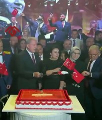 Hulusi Akar, küçük çocuğa kılıçla pasta yedirdi