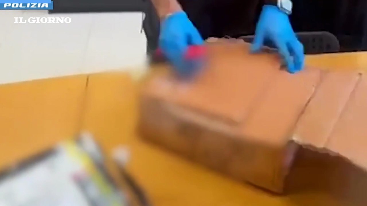 Milano, scoperto il laboratorio dei passaporti falsi