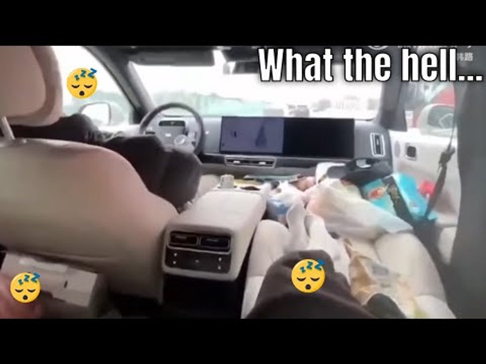 Autonomes fahren? familie schläft, während suv auf der autobahn fährt!