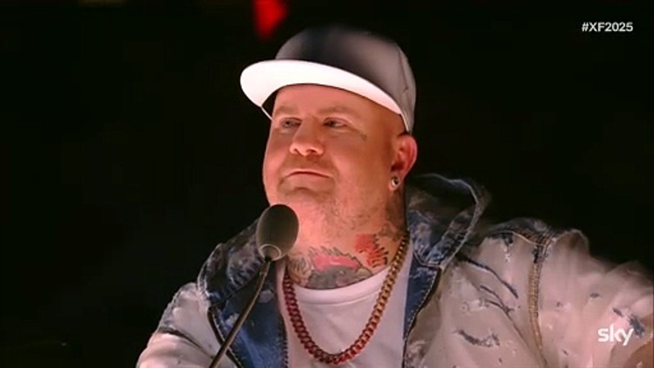 eroCaddeo nel secondo Live di X Factor 2025 con “Sere Nere” di Tiziano Ferro