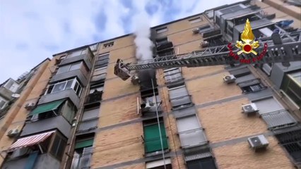 Napoli, incendio in appartamento a Scampia: anziana in salvo (31.10.25)