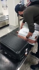 Celulares, ampolas e aplicações de medicamentos apreendidos em mala