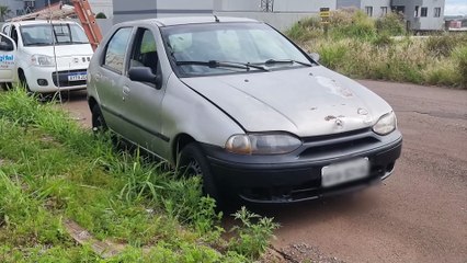 Carro com fios à mostra e janelas abertas intriga moradores da FAG