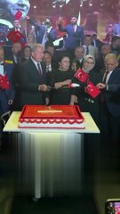 Hulusi Akar, küçük çocuğa kılıçla pasta yedirdi