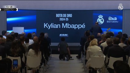 MBAPPÉ RECIBE LA BOTA de ORO