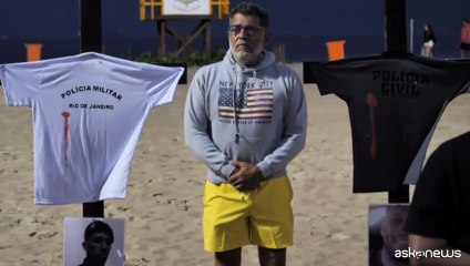 Rio, ricordo sulla spiaggia per i poliziotti morti nella maxi-retata