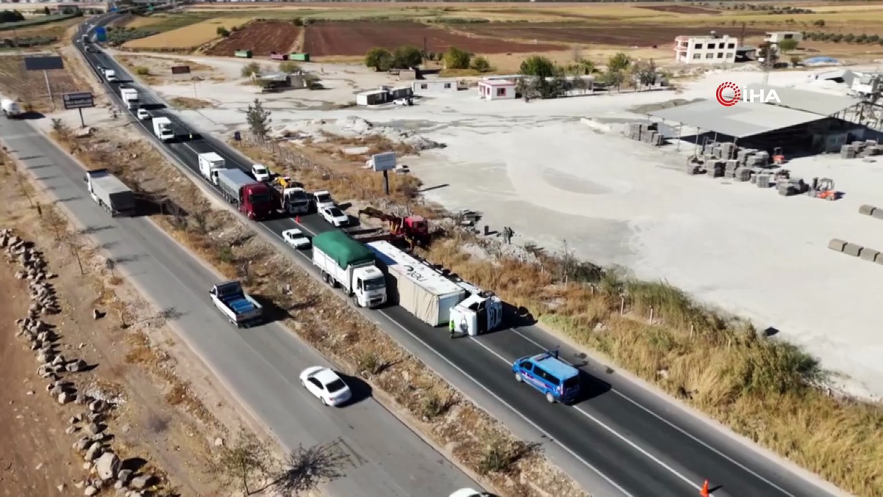 tekstil hammaddesi yüklü tır devrildi: D-400 bir süre kapandı