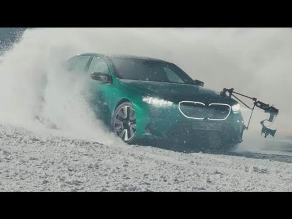 Bmw m5 (g90) driftet als kamera-auto im schnee – hommage an den e39-spot