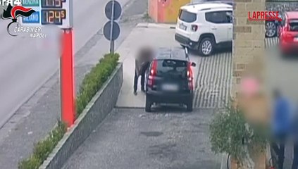 Napoli, donna assalita dall'ex mentre ? in auto al distributore: le immagini dell'aggressione