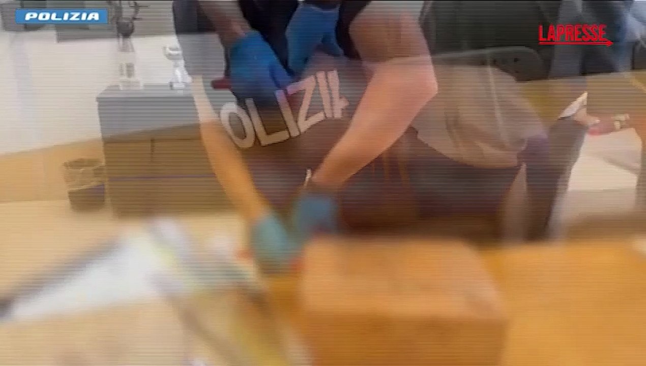 Milano, scoperto laboratorio per documenti falsi: il video dell'operazione