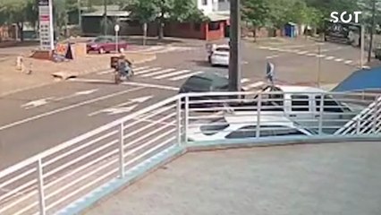 Jovem de 19 anos fica ferido após colisão de trânsito no Bairro Periolo em Cascavel