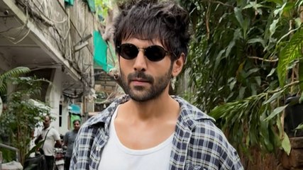 कूल लुक में हैंडसम दिखे Kartik Aaryan