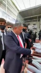 بن غفير يظهره بجانب سجناء فلسطينيين مقيدين وممدّدين أرضا