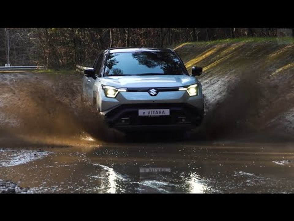 2025 Suzuki eVitara in splendid Silver Pearl & Bluish Black Pearl | Exterieur, Interieur, Fahren