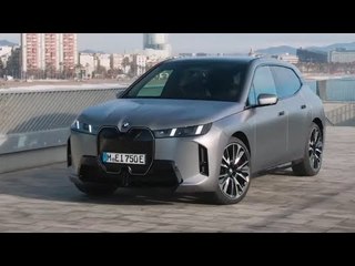 2025 BMW iX xDrive60 in Frozen Pure Grey – Luxus & Leistung vereint!