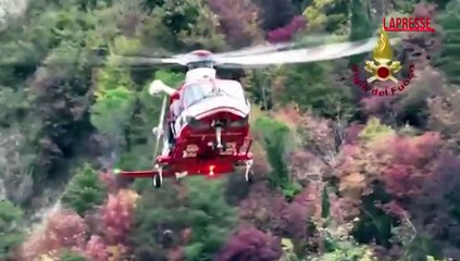 Ravenna, cani scivolano su una parete rocciosa: il difficile salvataggio dei vigili del fuoco