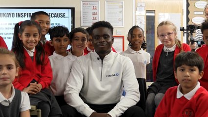 Bukayo Saka visits his old premier school and surprises children