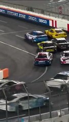 Fim de semana de final da #NASCAR e tudo pode acontecer, como ser jogado no muro pelo seu companheiro de equipe.#nascarpitcrew #nascarracing #nascarcupseries