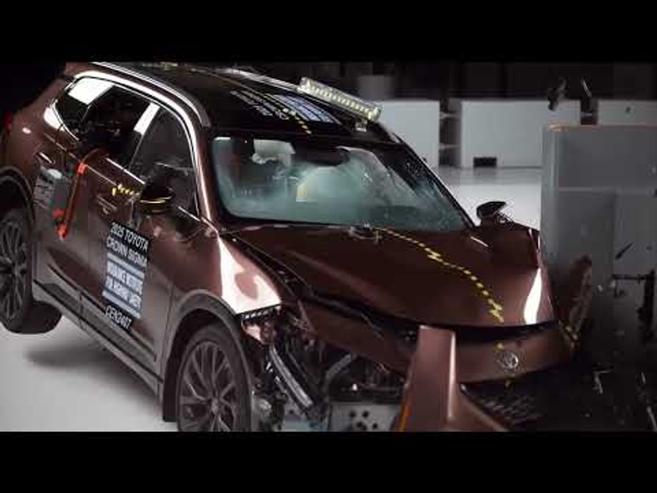 Toyota Crown Signia 2025 im harten IIHS-Kleinüberschneidungstest – Wie sicher ist der Fahrer?