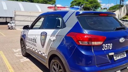 Homem é preso após agredir esposa e filha com "lança improvisada" com cabo de vassoura em Cascavel