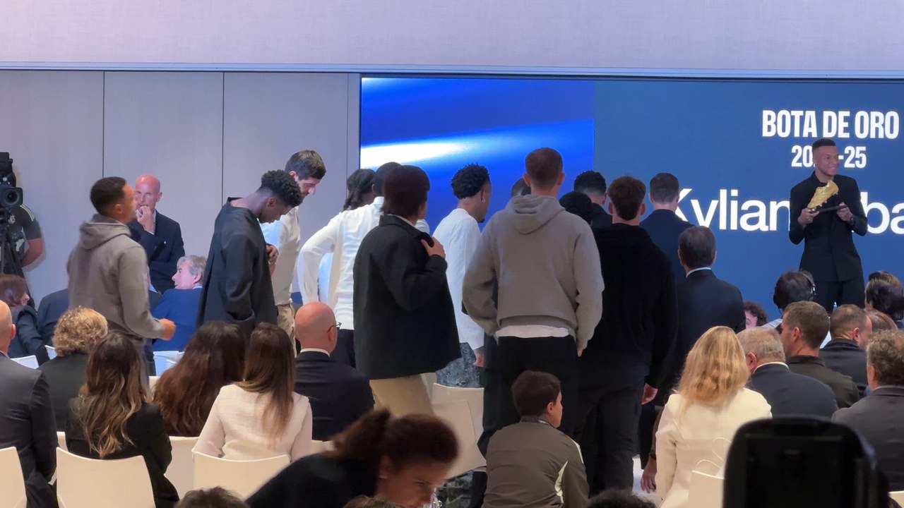 Los cariñosos saludos de la plantilla del Real Madrid a Mbappe tras recibir a bota de oro