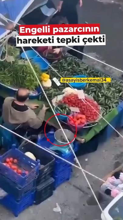 📌 İstanbul Bahçelievlerde engelli bir pazarcının, müşterininkendi seçtiği salatalıkları kenara ayırıp yerine farklı ürünlerverdiği görüntülendi . . .