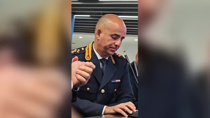 Il video di papà Moreno che prima di lasciare la Questura di Roma per andare in pensione si collega con la figlia poliziotta su una una volante