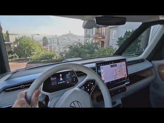 VW ID. Buzz 2025 meistert die kurvenreichste, steile Straße in den USA – die Lombard Street