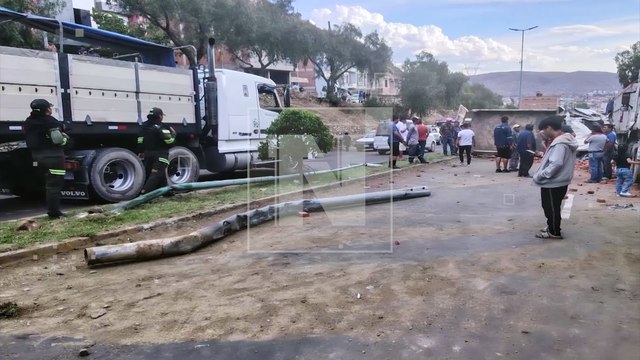 Aparatoso accidente en El Abra deja dos heridos y cuantiosos daños materiales