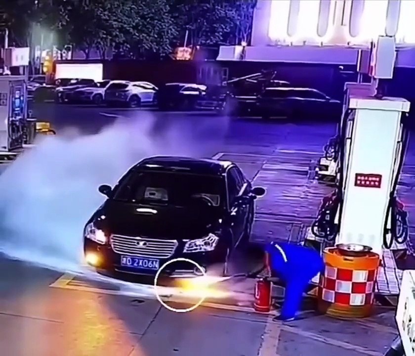 Ils confondent les phares avec un feu sous cette voiture... Débile