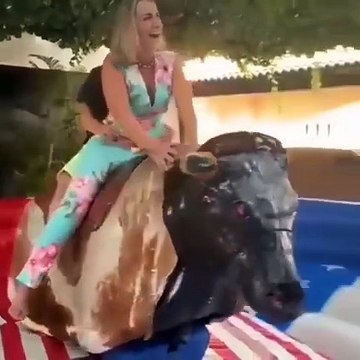 Ce jeune se rappellera longtemps ce moment sur le taureau mécanique