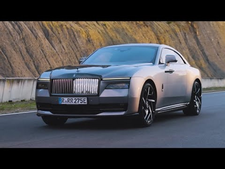 Rolls-royce spectre black badge in jubilee silver | luxus trifft e-power