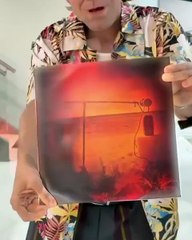 Romeo Santos se transforma en Ace Ventura para anunciar su nuevo álbum