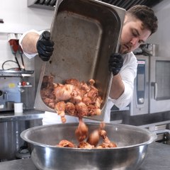 He tried to figure out the recipe for a famous fried chicken restaurant 🍗