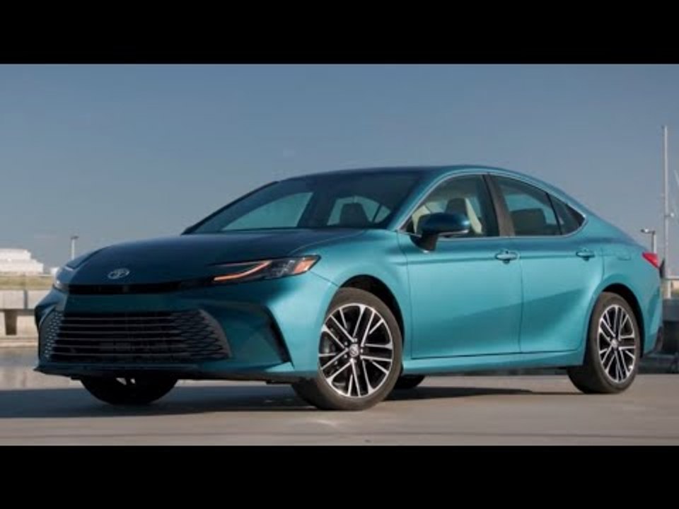 2026 Toyota Camry XLE AWD in Ocean Gem – Außenaufnahmen