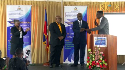 Sekreteri Deta Alfabetizasyon onore PDG Radio Télé Ginen an Jean Lucien Borges.