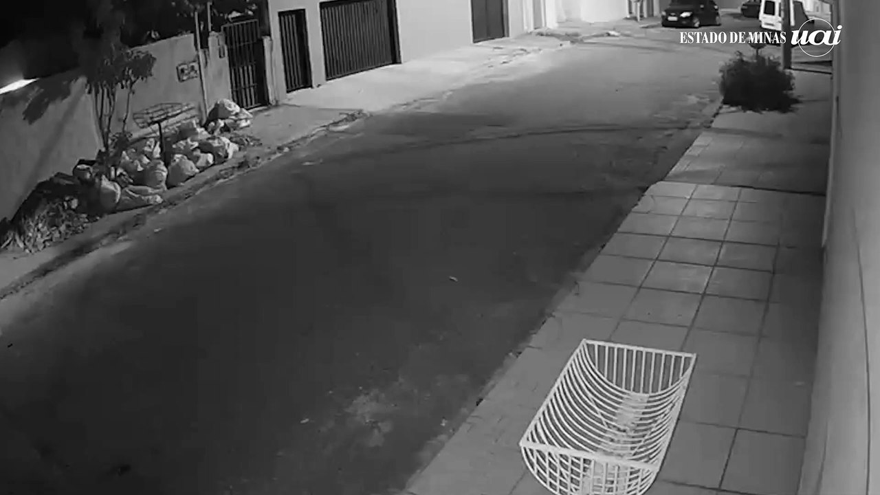 Mulher é surpreendida com homem de cueca invadindo sua casa, em Contagem