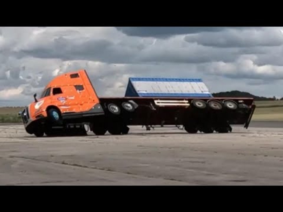 Volvo VNR & VNL mit Crashtest inkl. Überschlag | wie sicher sind moderne Lkw?