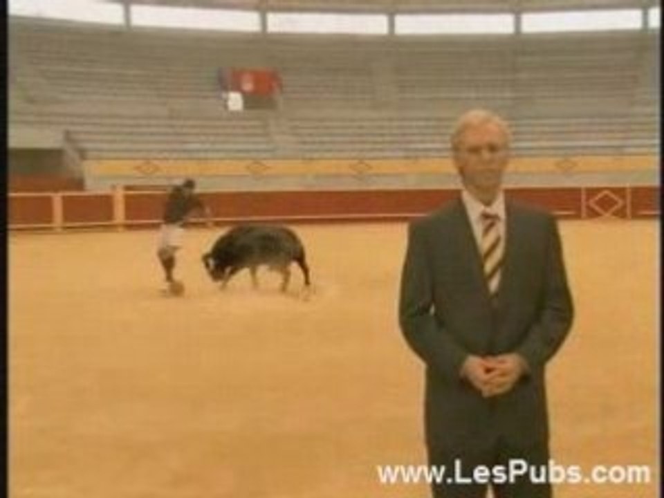 Xerox footballeur contre un taureau