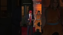 Trump coloca doce na cabeça de criança pela segunda vez em Halloween e cena viraliza #shorts