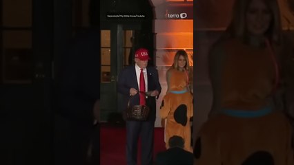 Trump coloca doce na cabeça de criança pela segunda vez em Halloween e cena viraliza #shorts