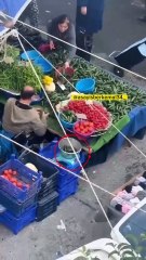 Pazar tezgahında şaşırtan anlar! Engelli satıcının yaptıkları şok etti