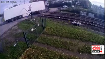 Korku dolu anlar! Yolcu treni geçitte kalan tırı biçti