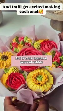 Floral cupcakes that look like real bouquets 🌸🧁 A blooming business idea anyone can start from home! Follow Craftly for more creative business ideas. #CupcakeBouquet #SmallBusinessIdeas #BakingBusiness #Craftly #DIYBusiness Reacts | DIY videos | crafts
