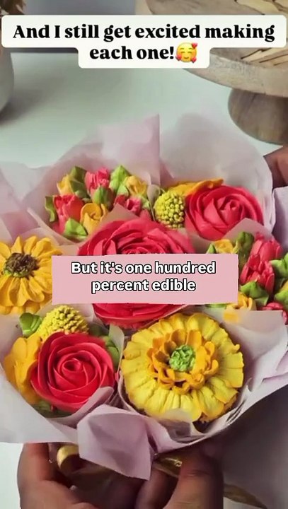 Floral cupcakes that look like real bouquets 🌸🧁 A blooming business idea anyone can start from home! Follow Craftly for more creative business ideas. #CupcakeBouquet #SmallBusinessIdeas #BakingBusiness #Craftly #DIYBusiness Reacts | DIY videos | crafts